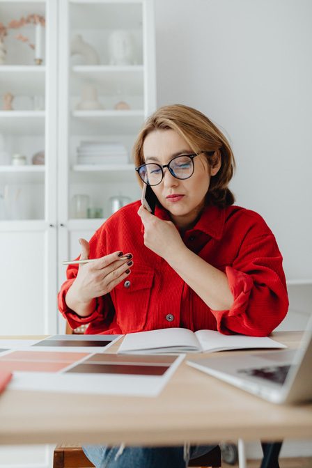 Photo d'une femme au téléphone permettant d'illustrer l'article.