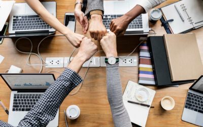colleagues giving fist bump 400x250 - Le blog du coach professionnel